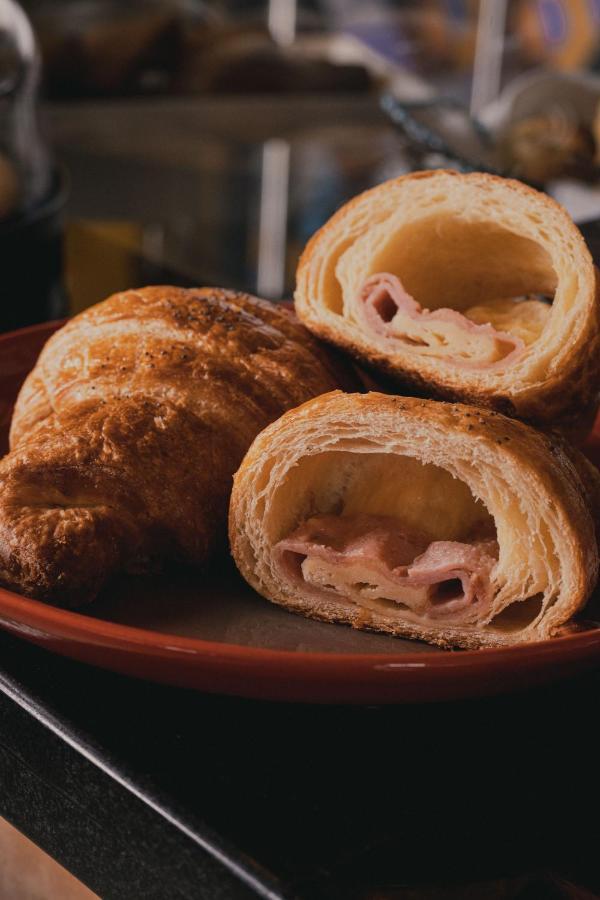 Hotel V1501 Pasto Exterior photo A ham and cheese croissant